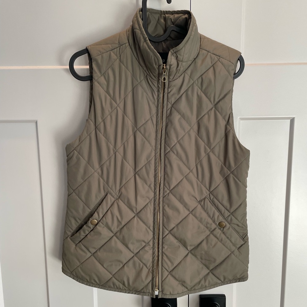 Gap quilted vest.